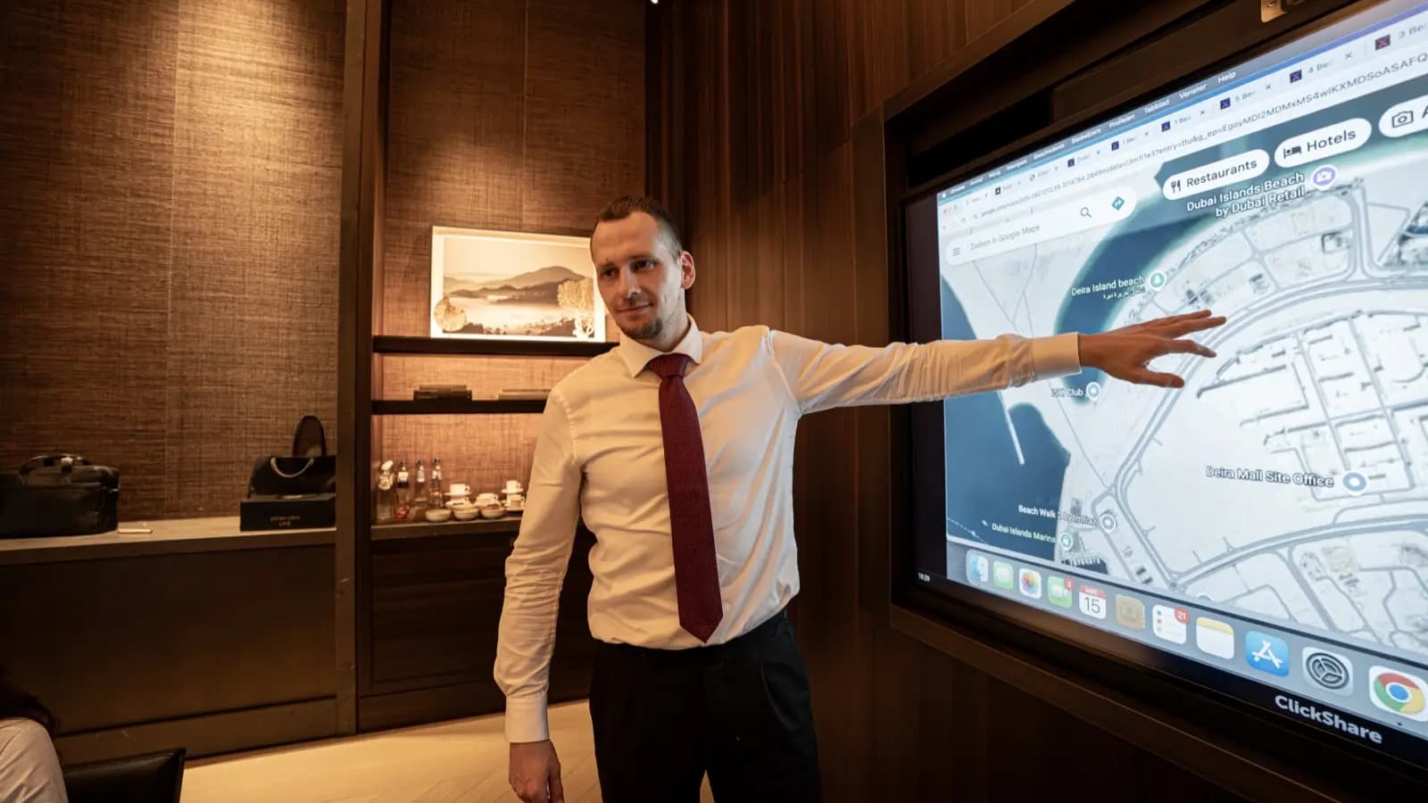 Gert Bennenbroek toont een projectlocatie op de kaart tijdens een adviesgesprek