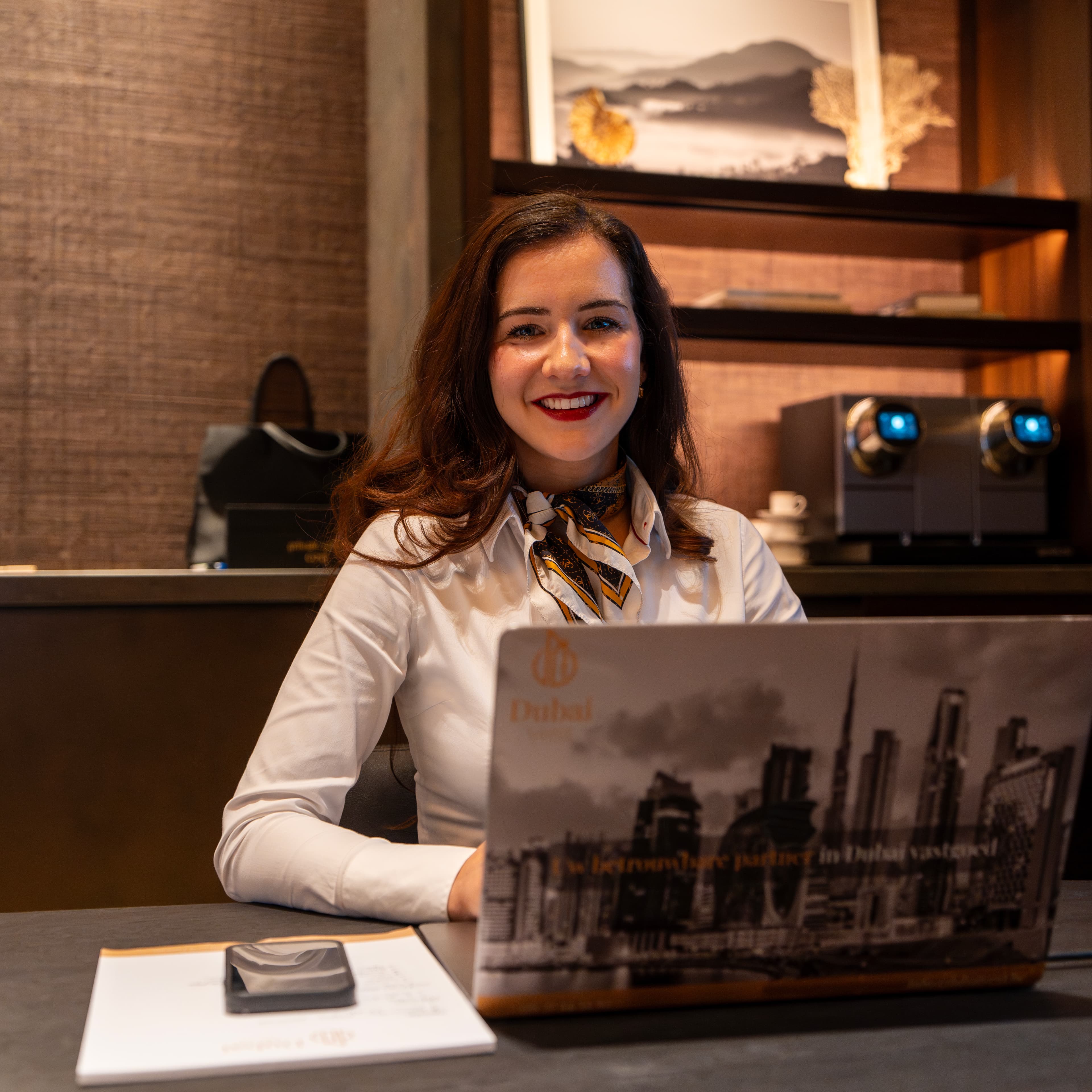 Donna analyseert de Dubai vastgoedmarkt op laptop