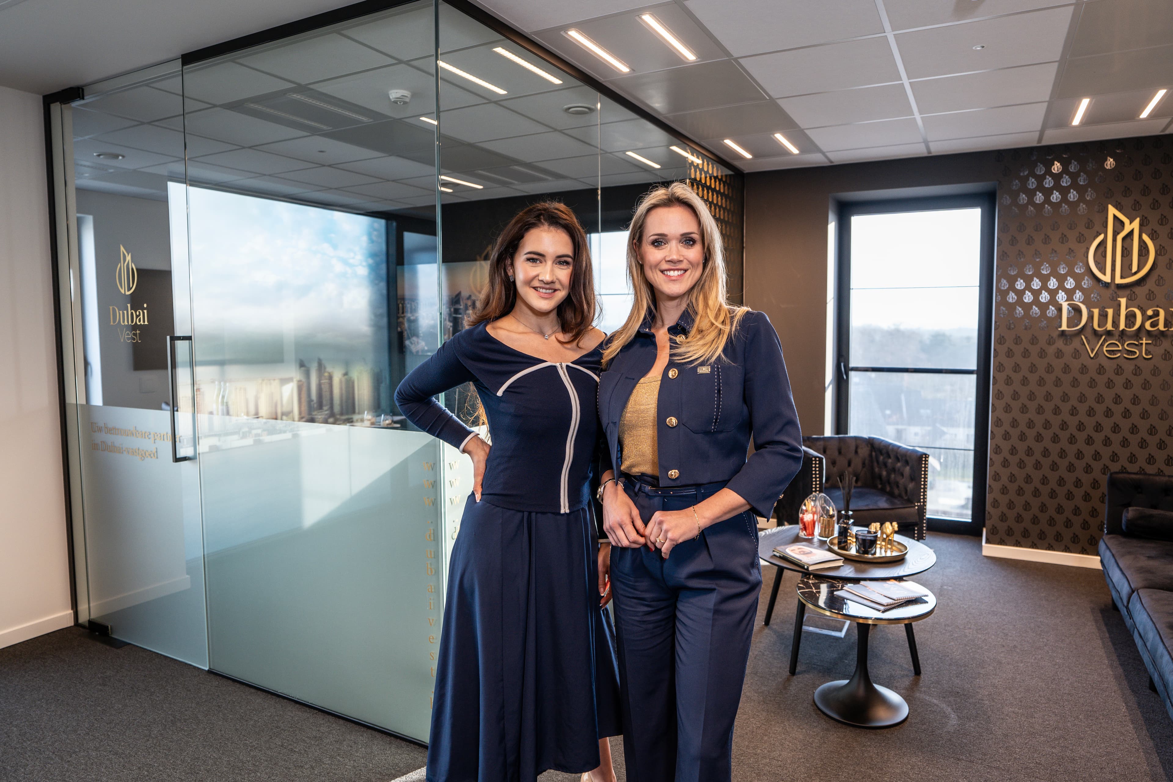 Donna en Virginie van het Dubaivest team in het kantoor
