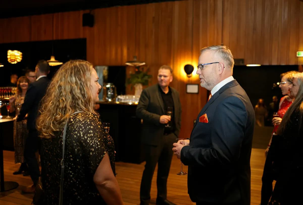 Ondernemers in gesprek met een drankje